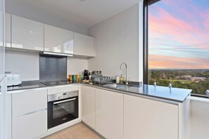 Fridge, microwave, oven, stovetop - Heathrow Family Luxury Apartment Sleeps 4 - TURBO Wi-Fi (Sunbury-on-Thames)