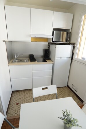 Kühlschrank, Mikrowelle, Ofen, Herdplatte