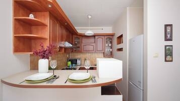 Apartment, 1 Bedroom, Balcony | Private kitchenette | Microwave, cookware/dishes/utensils