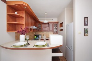 Appartement, 1 chambre, balcon | Coin cuisine privé | Micro-ondes, batterie de cuisine, vaisselle et ustensiles