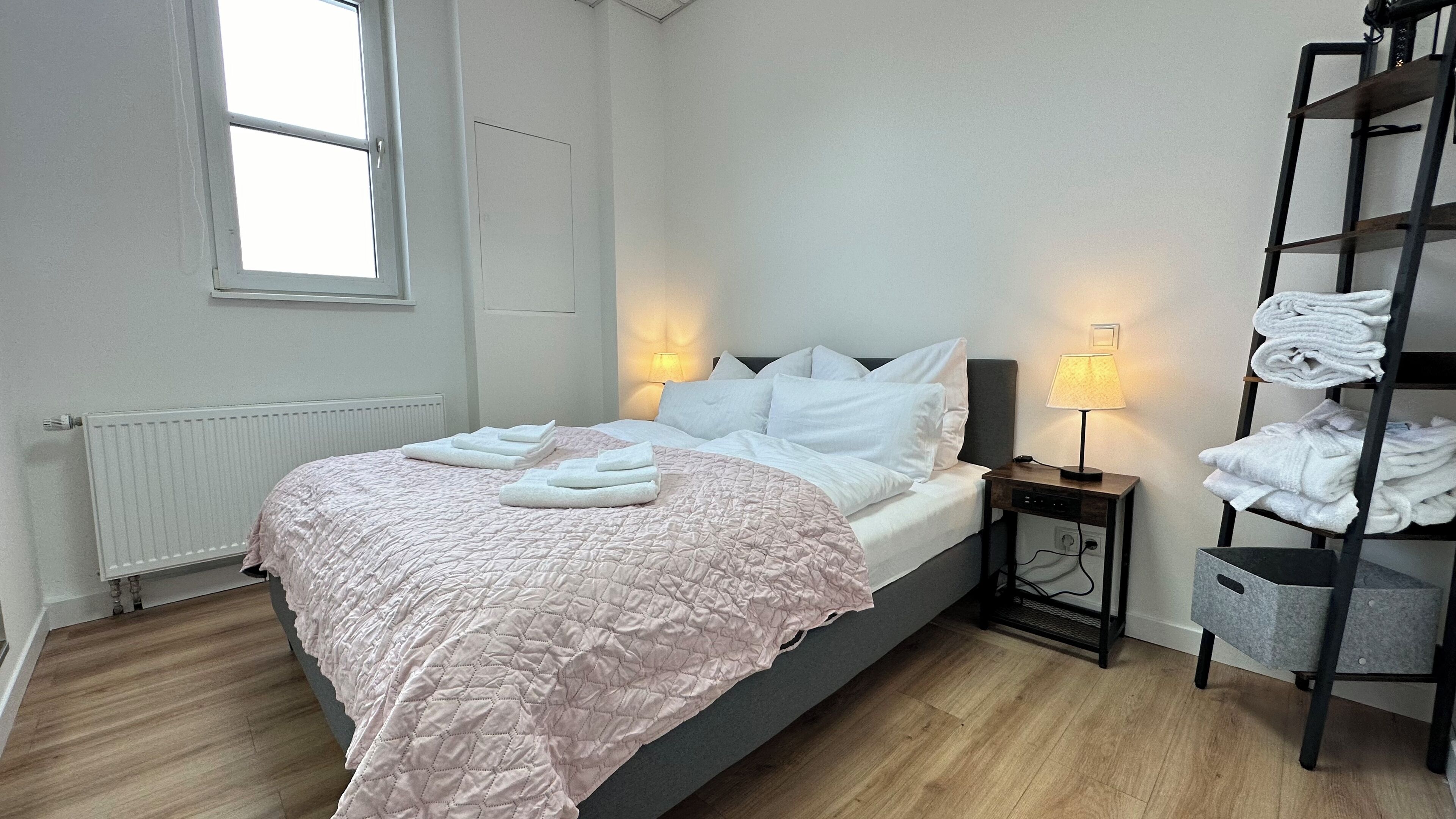 4 habitaciones, escritorio y tabla de planchar con plancha 