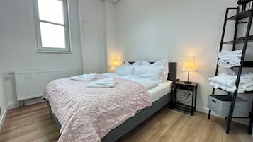 4 habitaciones, escritorio y tabla de planchar con plancha