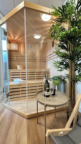 Das Loft - 4 SZ - 2 WC - 2 Duschen - Sauna - 2 Tiefgaragen Parkplätze 