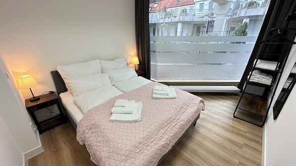 4 sovrum, skrivbord, strykjärn/strykbräda och resesäng