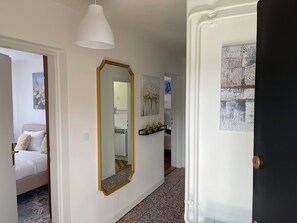 2 habitaciones, tabla de planchar con plancha, cuna de viaje y wifi 