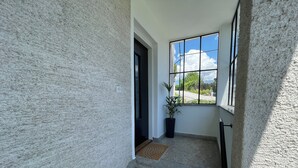 Eine Treppe führt zu einem Raum mit einem Fenster.