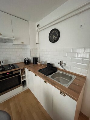 Een koelkast, een oven, een kookplaat, een koffiezetapparaat/waterkoker