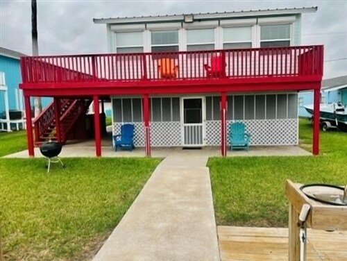 The Bay View. 3 Bedroom, 3 Bath. Private Lighted Fishing Pier.