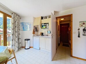 Fridge, oven, coffee/tea maker, electric kettle
