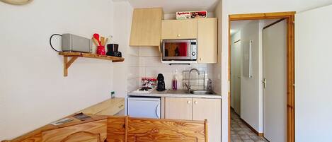 Fridge, microwave, oven, coffee/tea maker