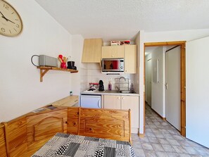 Kühlschrank, Mikrowelle, Ofen, Wasserkocher mit Kaffee-/Teezubehör