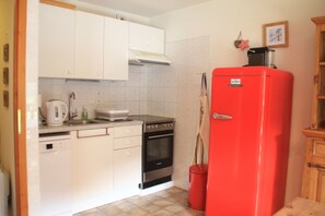 Een koelkast, een microgolfoven, een oven, een vaatwasser