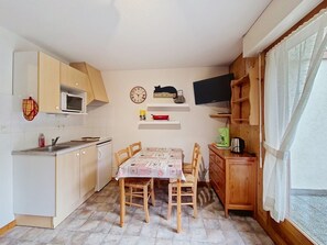 Refrigerador, horno, cafetera y tetera y tetera eléctrica 