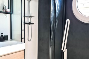 Shower, towels