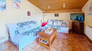 A cozy room with two sofas, a wooden coffee table, and a television. - Alpenlake AP139 VIEW & NATURE  6 Pers. (Châtel)