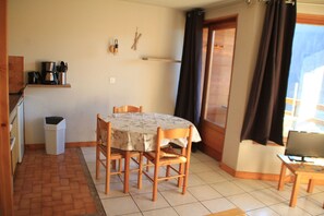 Dining - Chambron CB14 CENTER & VIEW 4 Pers. (Châtel)