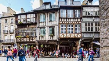 Een typisch Europese straat met vakwerkhuizen en terrassen.