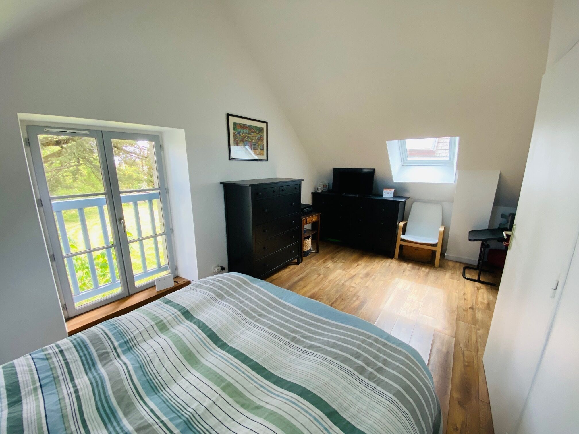 6 bedrooms, desk, iron/ironing board, travel cot