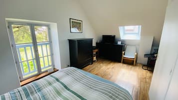 6 bedrooms, desk, iron/ironing board, travel cot