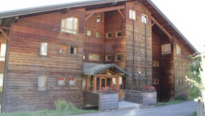 A large wooden building with multiple windows and a central entrance. - VAL PIERRE VPS8 CENTER & MODERN 4 Pers. (Châtel)