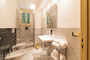 Suite | Bathroom | Shower, rainfall showerhead, hair dryer, bidet - Palazzo Egnazia Fasano (Fasano)