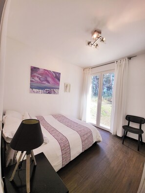 2 bedrooms, iron/ironing board, bed sheets