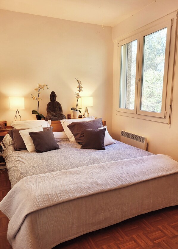 2 bedrooms, iron/ironing board, bed sheets