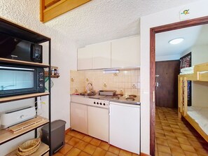 Fridge, oven, coffee/tea maker, electric kettle