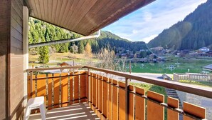 A wooden balcony with a view of a lake and mountains. - Alpenlake AP120 VIEW & NATURE 5 pers. (Châtel)
