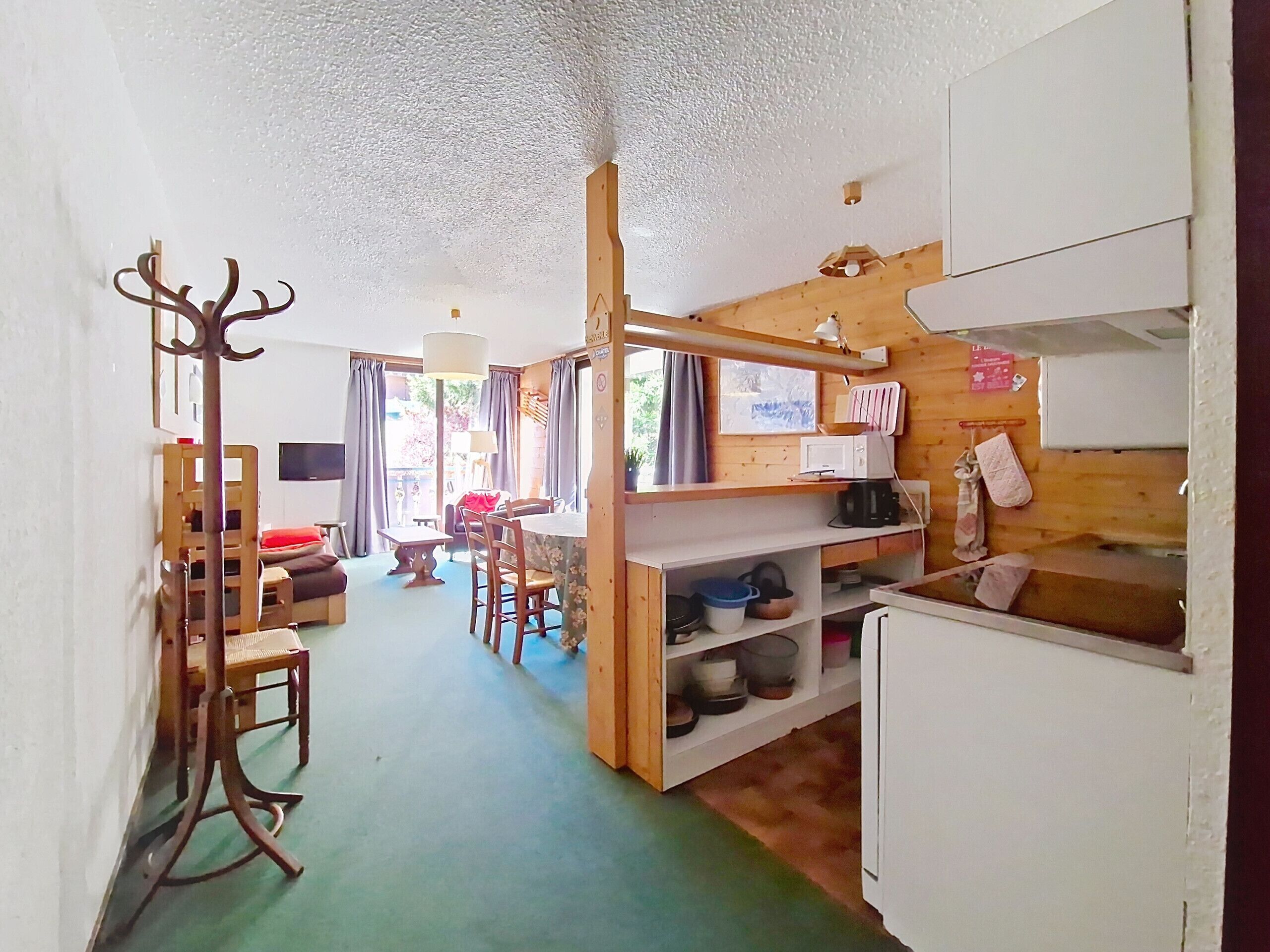 Een knus verblijf met een eethoek, kitchenette en een zithoekje.