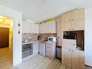 Microwave, oven, dishwasher, coffee/tea maker
