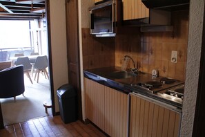 Réfrigérateur, four, cafetière/bouilloire, bouilloire électrique