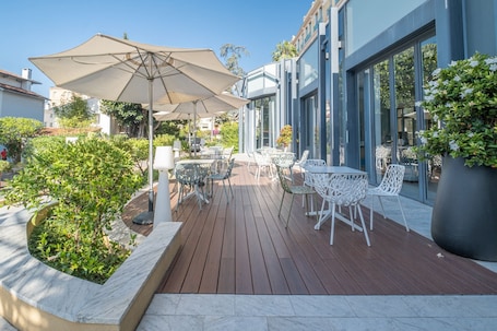 Terrace/patio. L'Orangeraie Hotel by Miléade