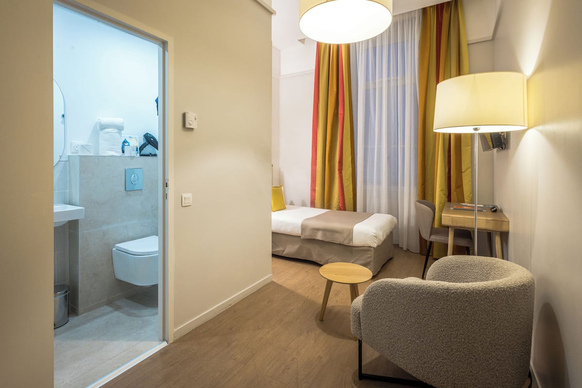 Quarto solteiro | Cofres nos quartos, Wi-Fi de cortesia