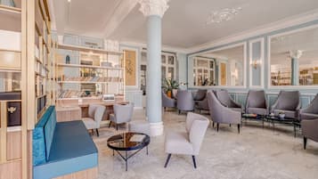 Coin salon dans le hall