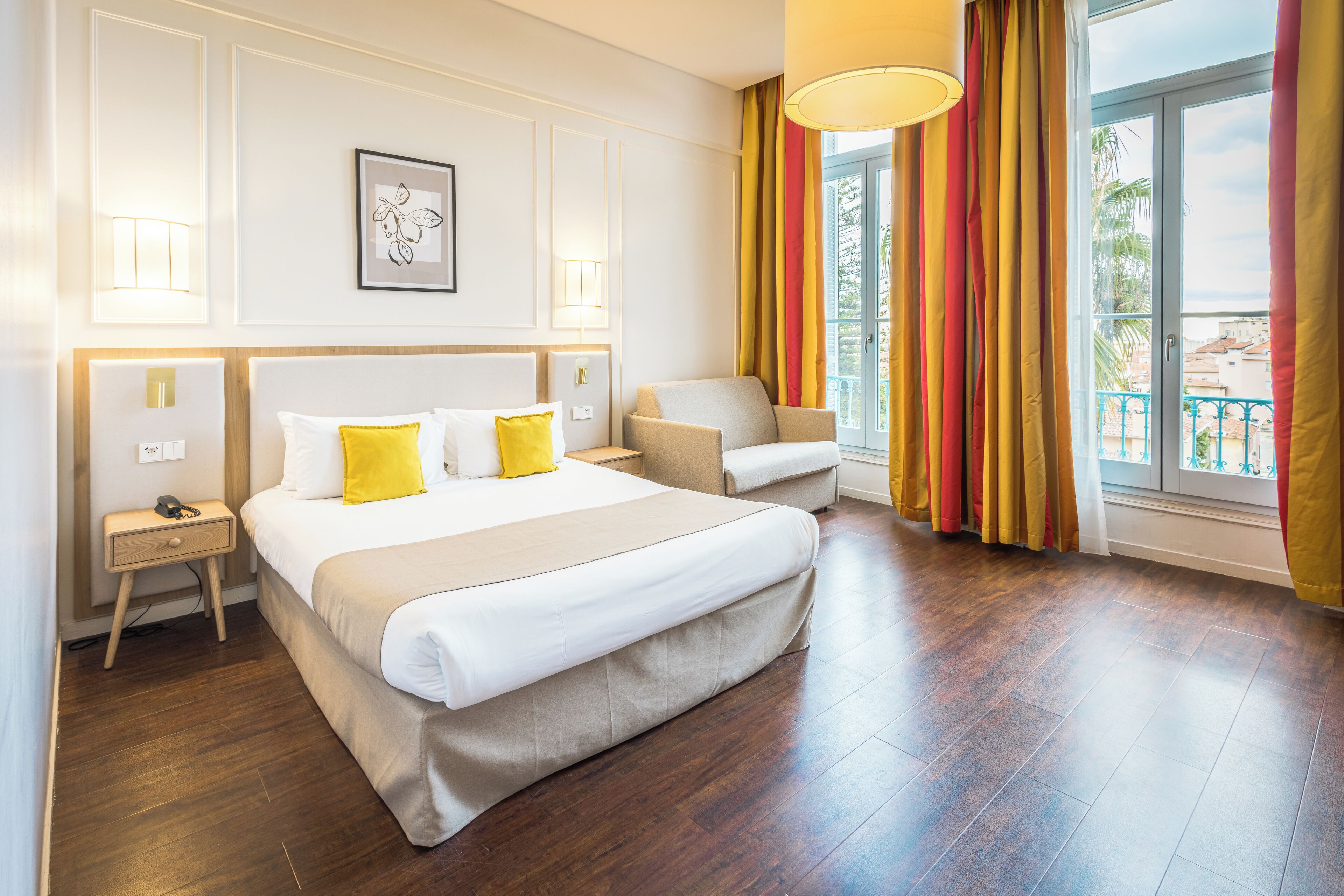 Une chambre d’hôtel avec un grand lit, des tables de chevet, une chaise et une fenêtre avec des rideaux.