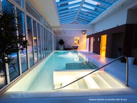 Indoor spa tub