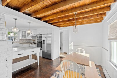 Beach Cottage in Scituate with Hot Tub! 6-minute walk to Egypt Beach.