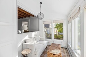 Smart TV - Beach Cottage in Scituate with Hot Tub! 6-minute walk to Egypt Beach. (Scituate)