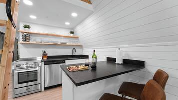 Kjøleskap, mikrobølgeovn, ovn og kokeplater