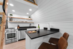 Kjøleskap, mikrobølgeovn, ovn og kokeplater