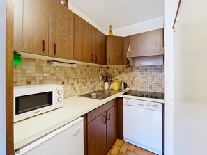 Fridge, microwave, dishwasher, coffee/tea maker
