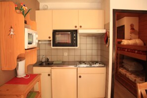 Een koelkast, een microgolfoven, een oven, een kookplaat