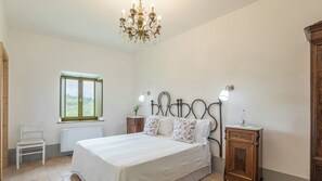 6 soverom, strykejern/-brett, wi-fi (inkludert) og sengetøy