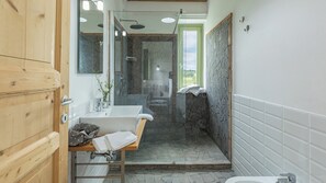 Douche, sĂšche-cheveux, bidet, serviettes fournies