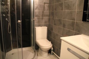 Een douche, handdoeken