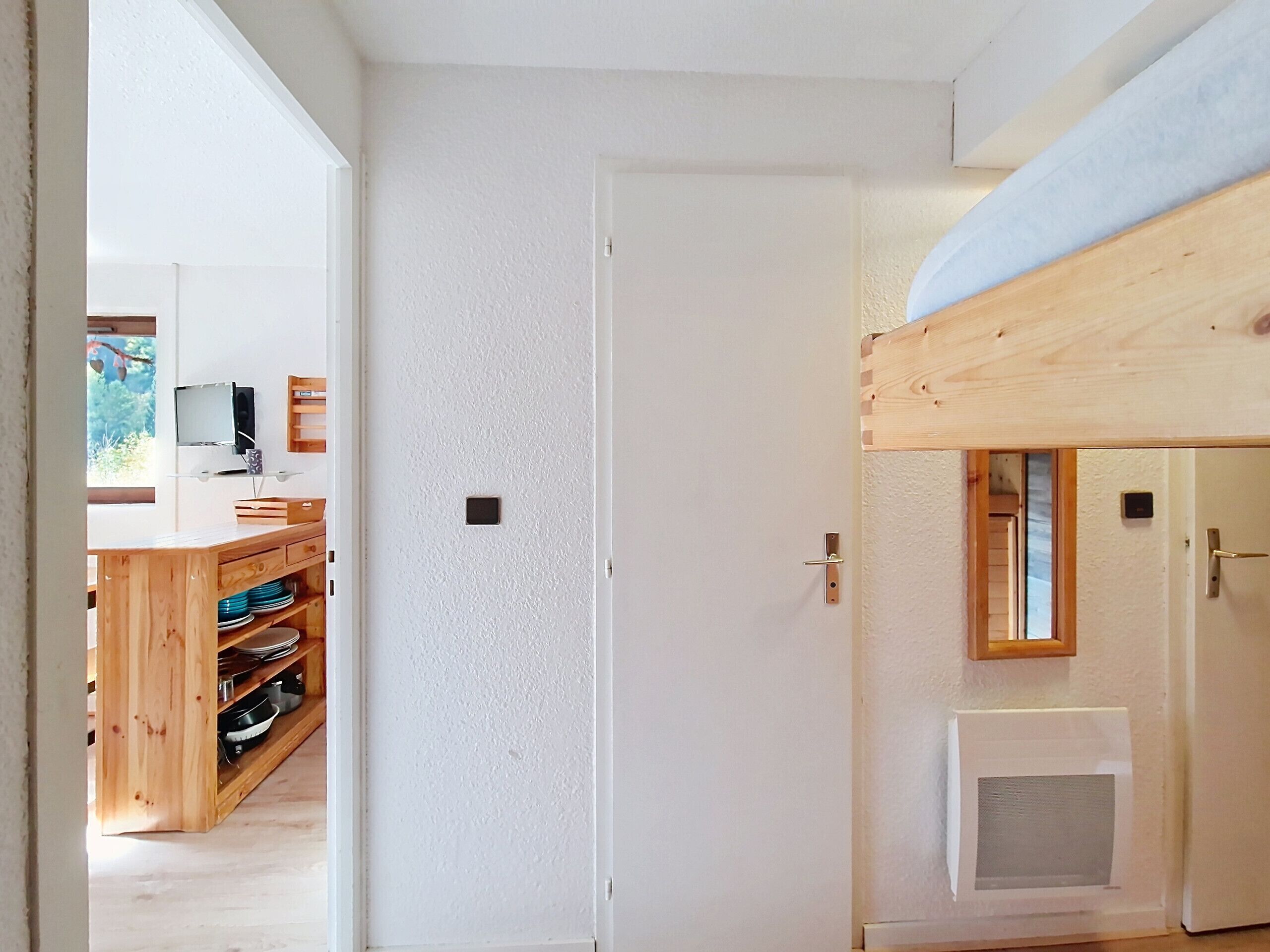 Una cocina moderna con armarios de madera y un microondas integrado.