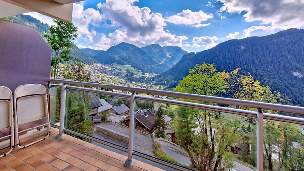 A balcony with a view of a valley, mountains, and a clear sky. - SOLARIUM SR19 SUNNY & VIEW 2 Pers. (Châtel)