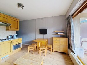 Fridge, microwave, oven, coffee/tea maker