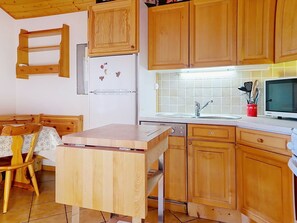 Kahvin-/teenkeitin, jääkaappi, mikroaaltouuni, uuni